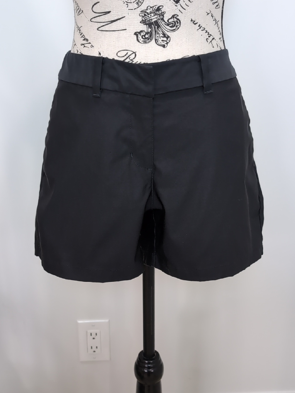 NIKE | Women's Black Dri-Fit Mid-Rise 4" Golf Shorts